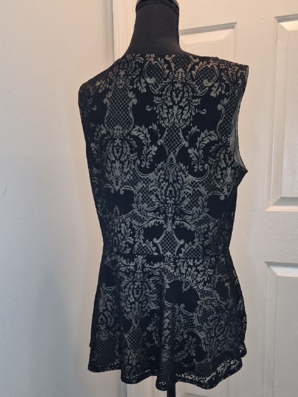 T10- Sleeveless Black and Taupe Lace-Pattern Peplum Top - sz L - Picture 6 of 13